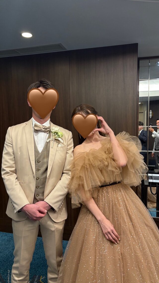 実例写真！優しい カラードレス オフショルダー シャンパン色 キラキラ