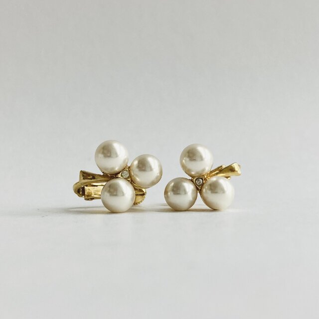 3パールイヤリングS/クローバーデザイン/ホワイトベージュ/made in japan