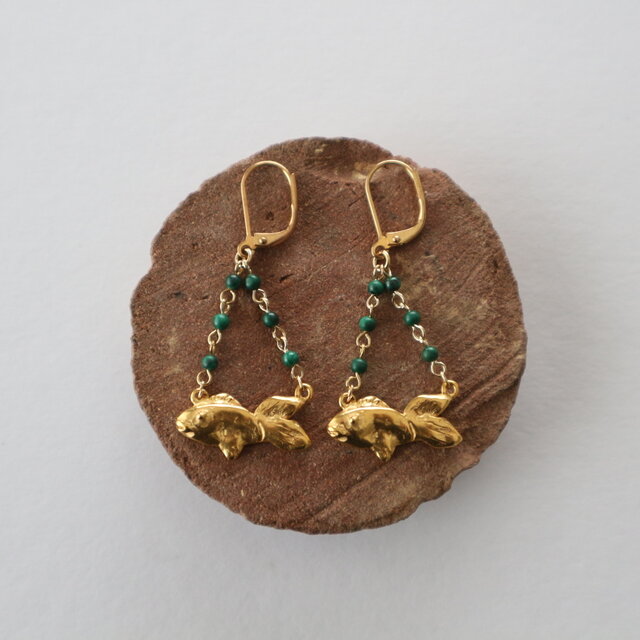 緑の瞳をもつ魚のピアス（イヤリング）
