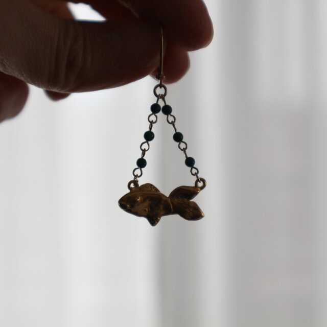 緑の瞳をもつ魚のピアス（イヤリング） | iichi 日々の暮らしを