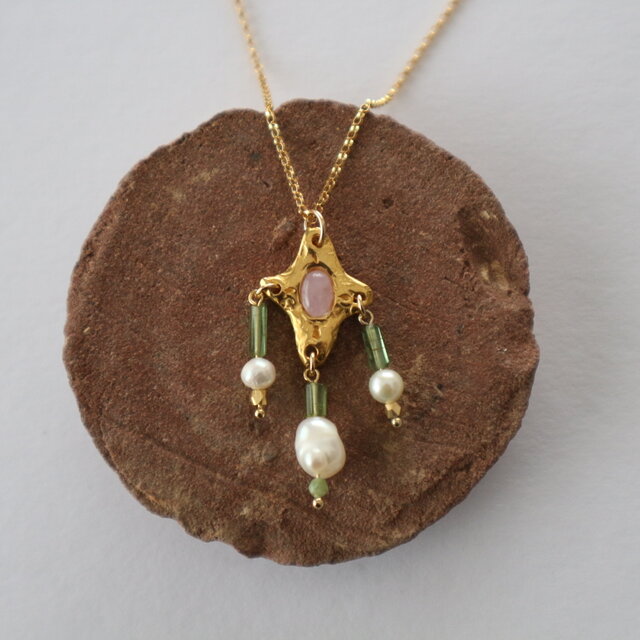 木漏れ日でゆれる花のネックレス