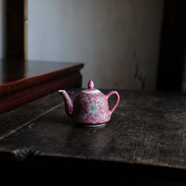 花唐草と蝙蝠◆中国景徳鎮　色絵小ぶり急須　煎茶茶器　チャイナレトロ　シノワズリ　インテリア　オブジェ