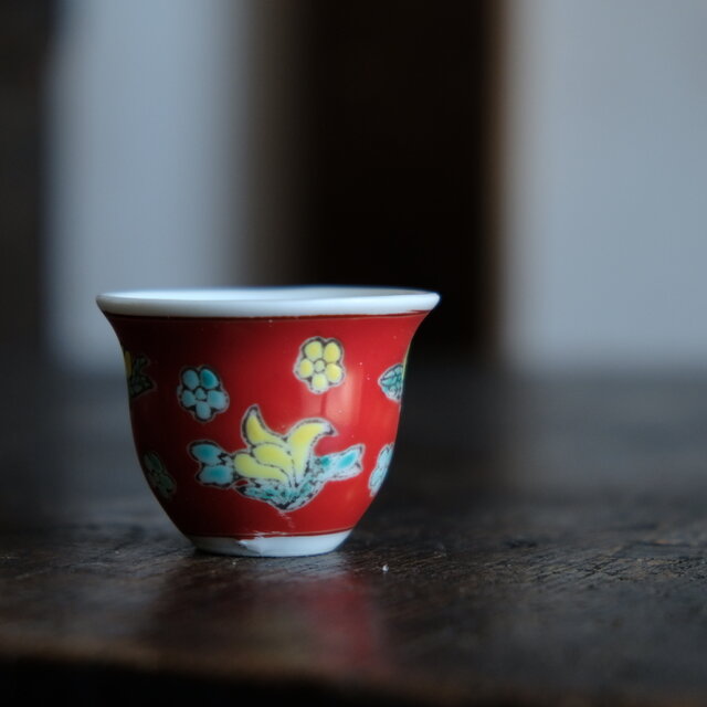 花と桃◇乾隆年製 中国産 色絵小ぶり猪口（茶杯） 煎茶茶器 チャイナ