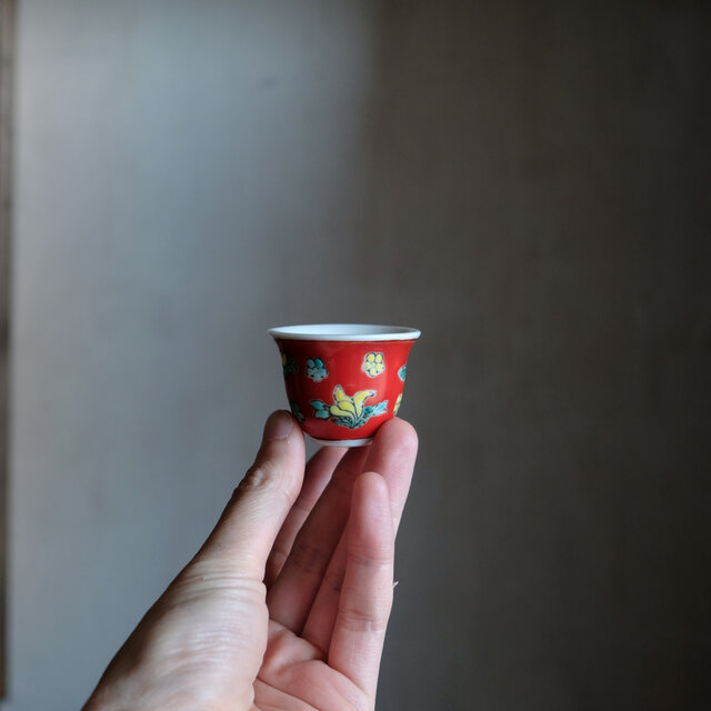 花と桃◇乾隆年製 中国産 色絵小ぶり猪口（茶杯） 煎茶茶器 チャイナ