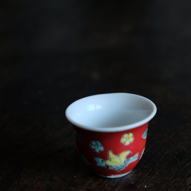 花と桃◇乾隆年製 中国産 色絵小ぶり猪口（茶杯） 煎茶茶器 チャイナ