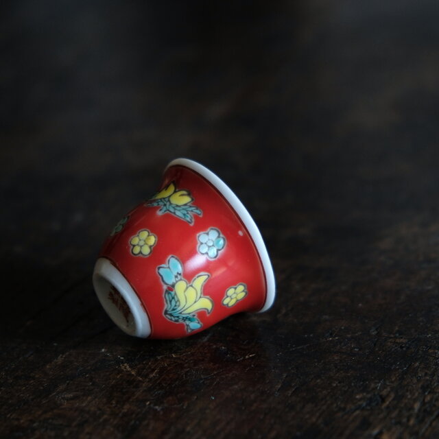 花と桃◇乾隆年製 中国産 色絵小ぶり猪口（茶杯） 煎茶茶器 チャイナ