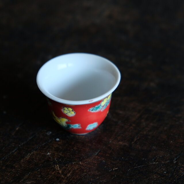花と桃◇乾隆年製 中国産 色絵小ぶり猪口（茶杯） 煎茶茶器 チャイナ