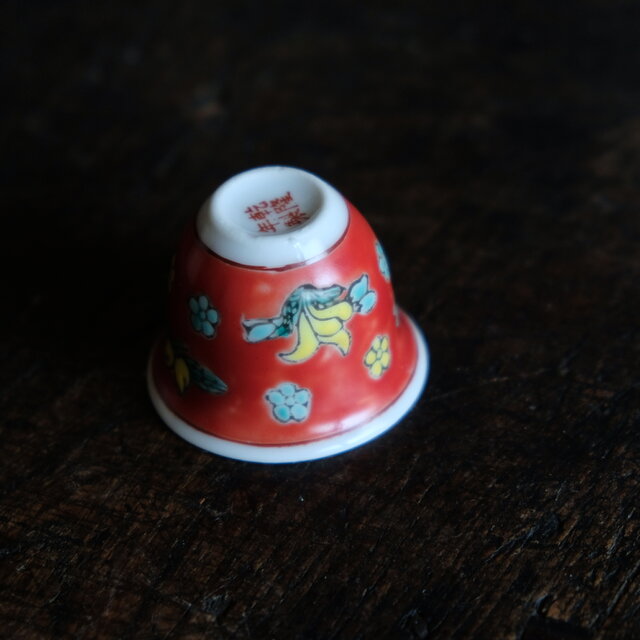 花と桃◇乾隆年製 中国産 色絵小ぶり猪口（茶杯） 煎茶茶器 チャイナ