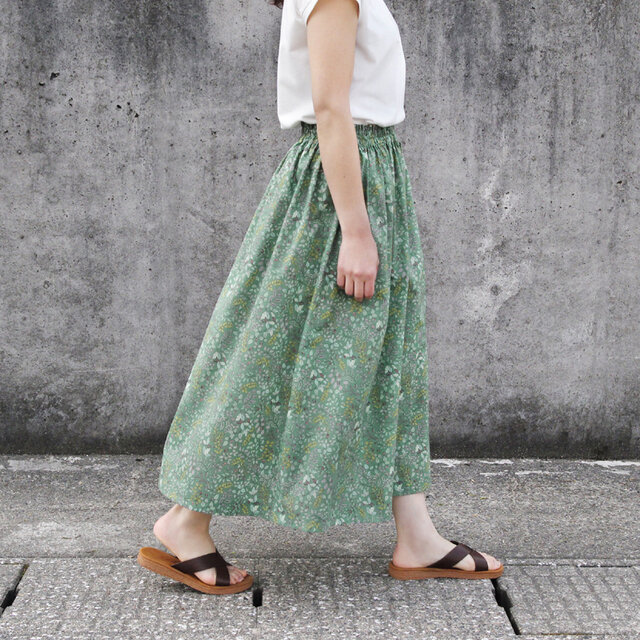 軽くて、さらり。優しい肌触り。ボタニカル ギャザースカート（ ダーク