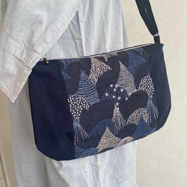 ラウンドショルダーバッグ＊刺繍ショルダーバッグmori navy | iichi 
