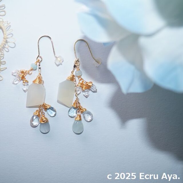 *五月雨雲*ホワイトムーンストーンのスピンドルと梅雨を想わせる石のピアス