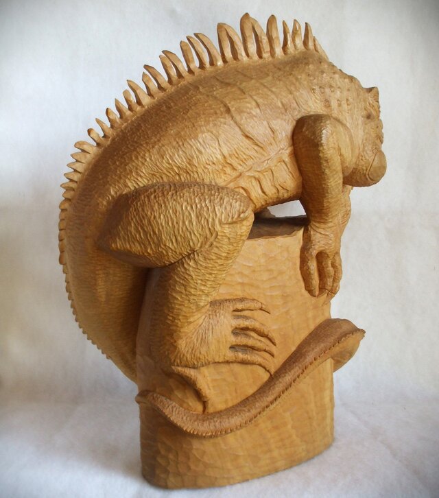 ☆グリーンイグアナの木彫り置物☆ | iichi 日々の暮らしを心地よく