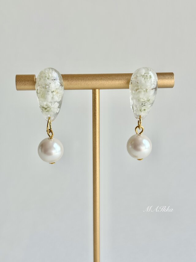 金属アレルギー対応】ピアス/イヤリング レジン お花 かすみ草