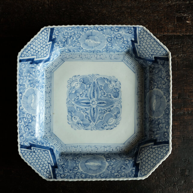 線描きで素敵◆見込みにクルス花文。伊万里　花文線描き染付正方波縁大皿　骨董・antiques 江戸末期　i2