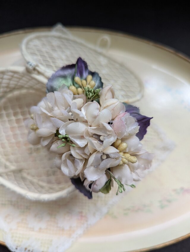 ブローチ フランスあじさい（ミルキーホワイト色）B168