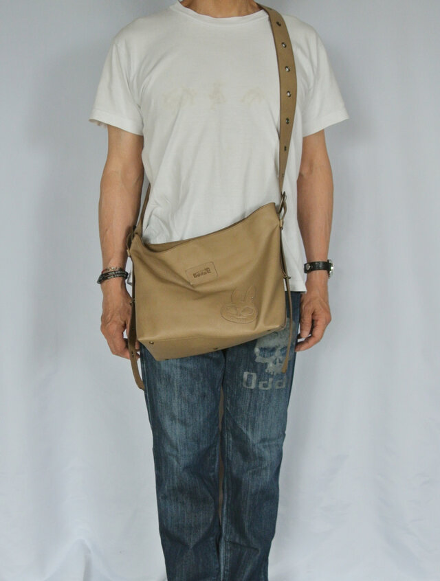 うさぎスカル、カーキのショルダーバック。