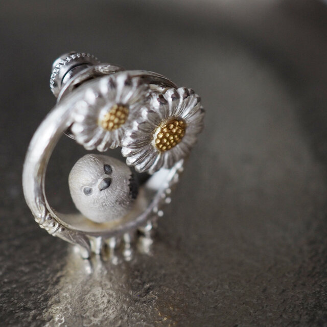 枝にとまるシマエナガと花のSilverピンブローチ | iichi 日々の