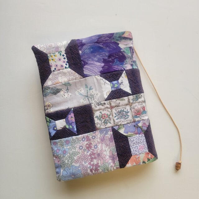 パターン《糸巻き》のブックカバー　紫