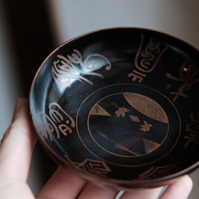 滲み出る古美術感◇漢字と人物と風景。時代物漆芸蒔絵深皿 漆器 骨董