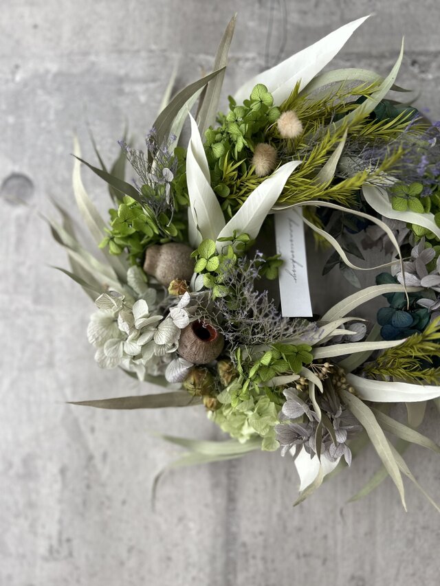 W25014  緑を飾る変形リース