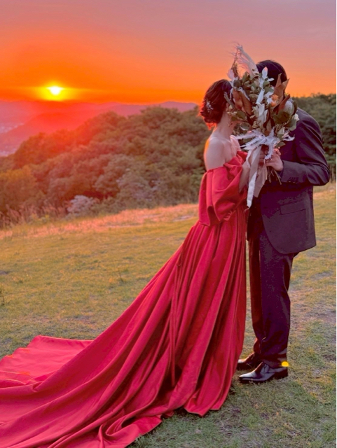 実例写真！カラードレス テラコッタ色 パフスリーブ 光沢サテン Aライン 編み上げ 前撮り