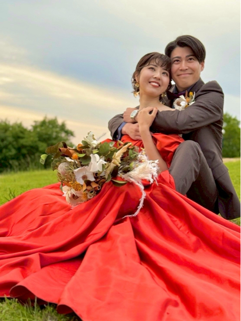 実例写真！カラードレス テラコッタ色 パフスリーブ 光沢サテン A