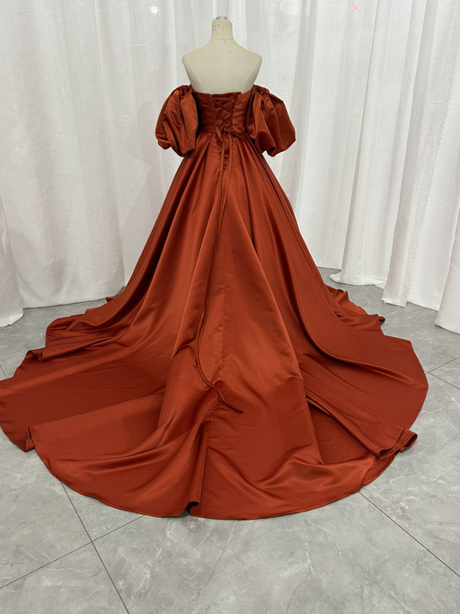 実例写真！カラードレス テラコッタ色 パフスリーブ 光沢サテン A