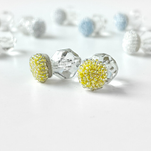 〈５色展開〉糸の色が透けて見える 透明ビーズのピアス / イエロー 【クリアキャッチ付き】