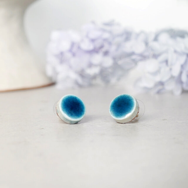 【美濃焼・紫陽花カラー】丸型ピアス／イヤリング〈小タイプ・裏面レザー加工・桐箱入り〉TP-260