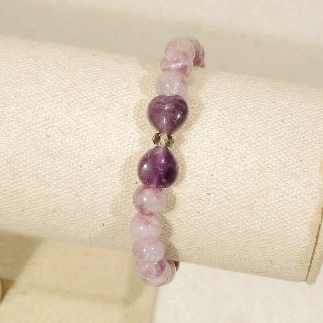リボンモチーフのアメシストとレピドライト、スモーキークォーツのブレスレット（内周：16cm、天然石、ハートシェイプ）