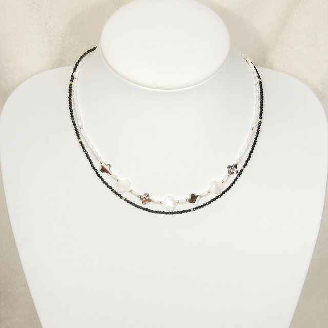 貝パーツ（マザーオブパール）と本真珠（淡水パール）、ブラックスピネルの2連ネックレス（マグネット、ナチュラルカラー）