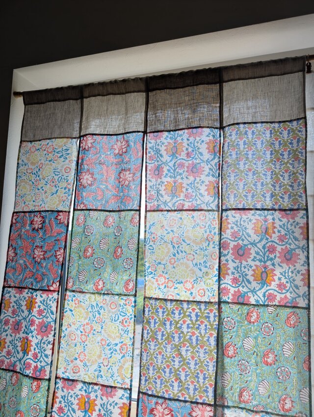 ♥️風に揺らめく♥️夏の4連のれん♡Bタイプ♥️ハンドブロックプリント♥️大きめパッチワーク4連♥️のれん★85✕150★