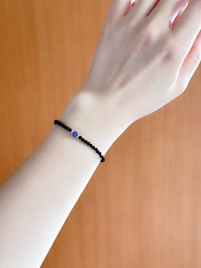 カイヤナイトとブラックスピネルのブレスレット 伸縮性タイプ