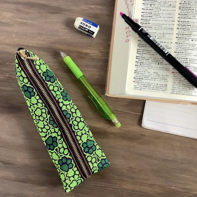 【肉球と桜】畳縁　テトラ型　ペンケース　和風　ネオングリーン　緑　蛍光　足あと　犬