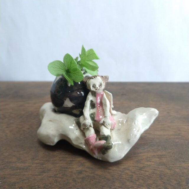 ちいさな花器とねこみみちび天使