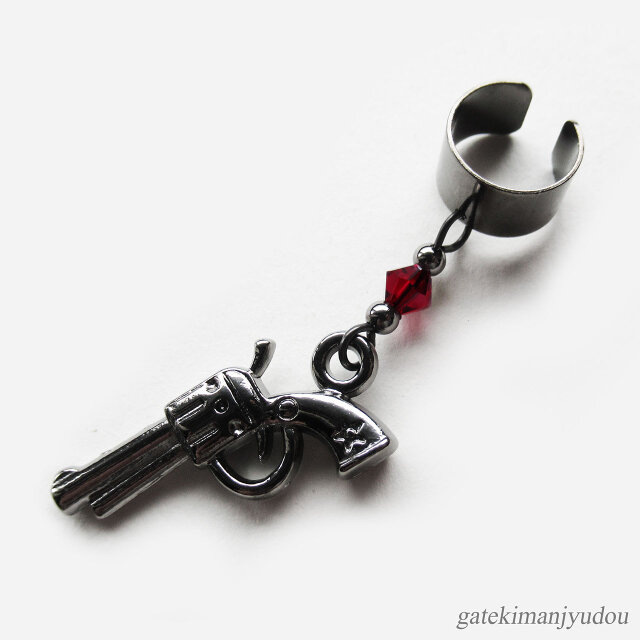 〈ビーズの色が選べる〉ブラックピストルイヤーカフ