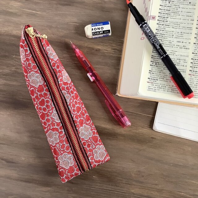 【肉球と桜】畳縁　テトラ型　ペンケース　和風　赤　銀　足あと　犬　猫