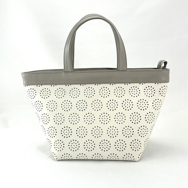 花のようなパンチング革のトートバッグ