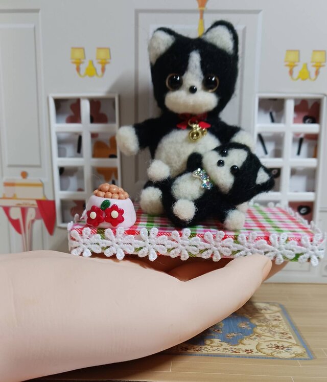 羊毛フェルト 猫の親子 可愛い下敷き・餌付き | iichi 日々の暮らしを