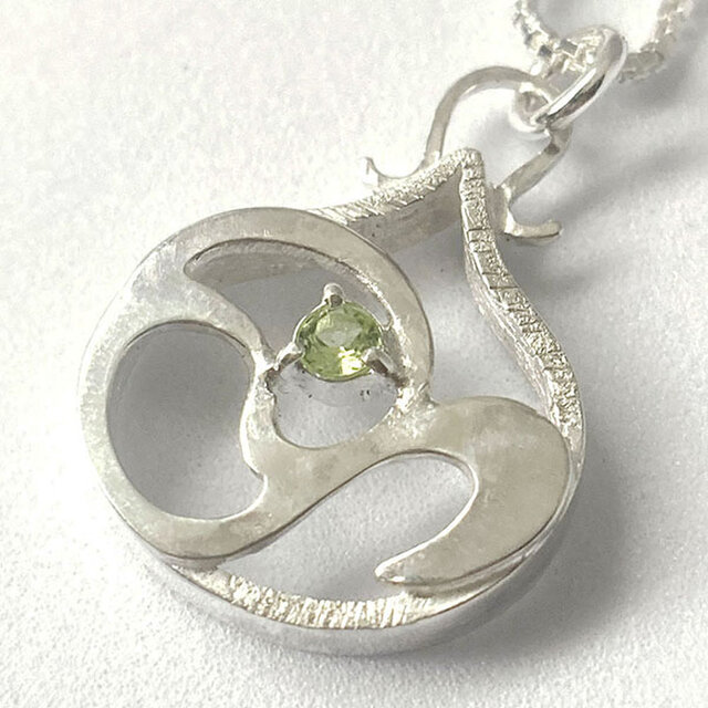 紅女　シルバーボタニカルペンダント（ペリドット）