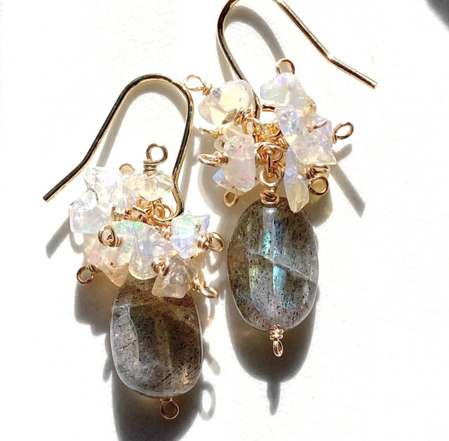 大粒ラブラドライトとたっぷりプレシャスオパールのピアス/イヤリング