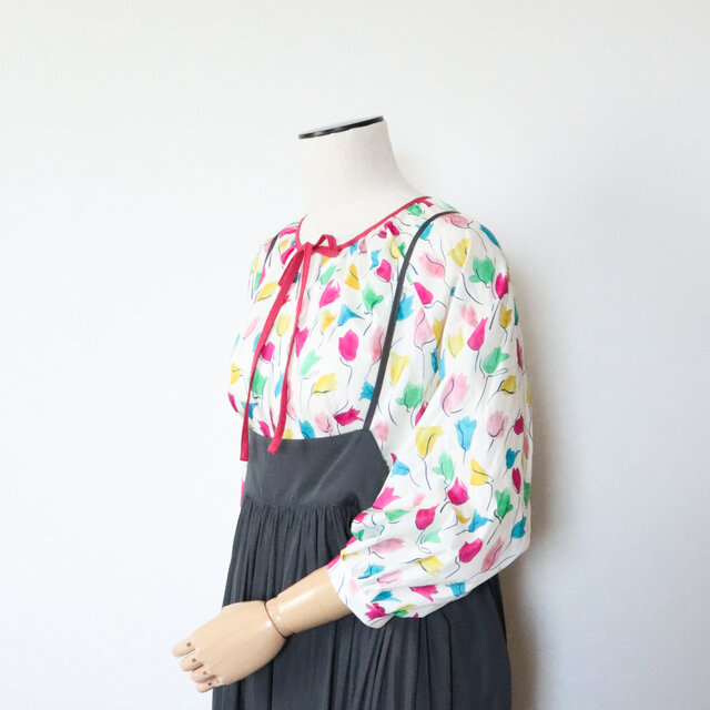 リバティ　チューリップ シャドーのリボンブラウス