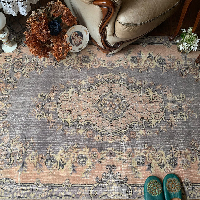 ペールピンク　スモーキーグレー　209× 114 レア色　トルコヴィンテージラグ