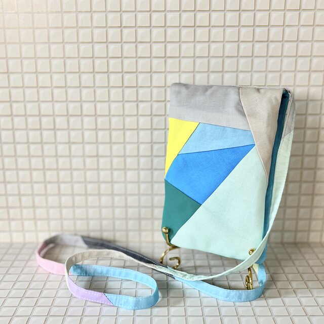 持ち歩きに便利　スマホケース　サコッシュ　ショルダーポーチ型