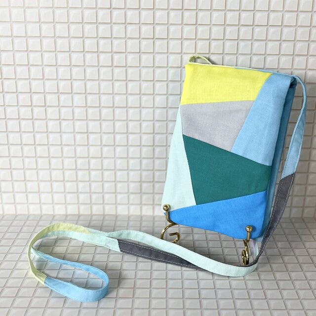 持ち歩きに便利　スマホケース　サコッシュ　ショルダーポーチ型