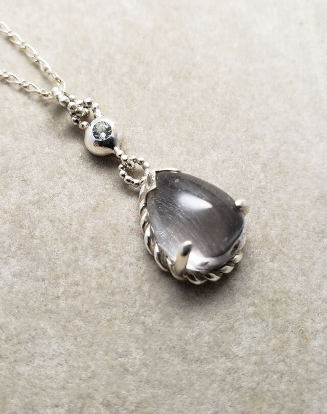 プラチナルチルクオーツとスキャポライトのペンダント