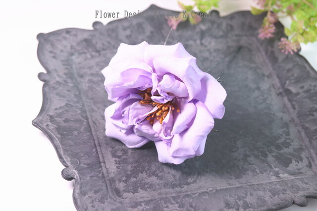 ラベンダー色の大輪の薔薇の髪飾り 紫 パープル 薄紫 バラ ダンス 髪