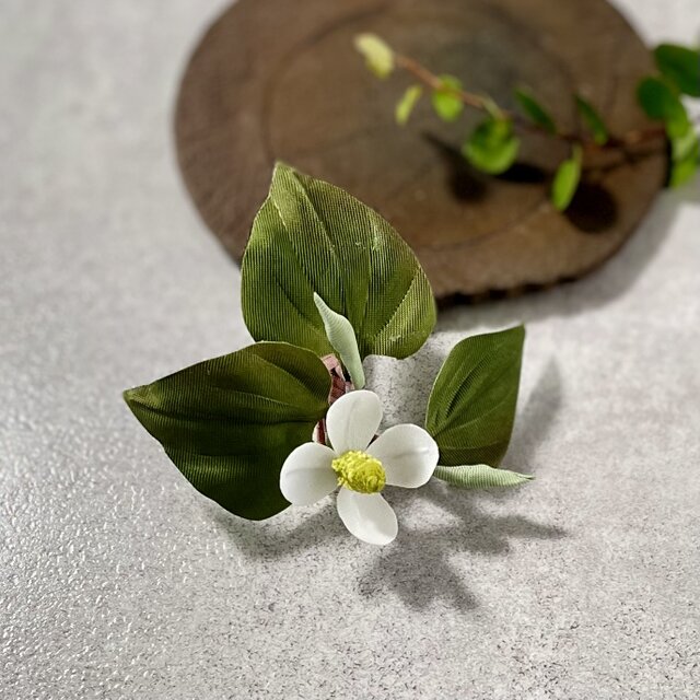 布花　清楚な一重ドクダミのブローチ