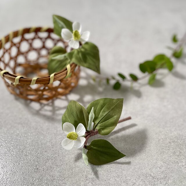 布花 清楚な一重ドクダミのブローチ | iichi 日々の暮らしを心地よく