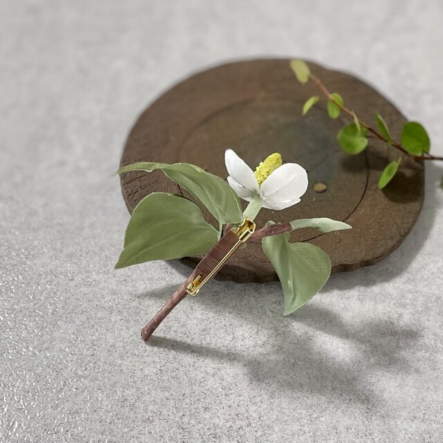 布花 清楚な一重ドクダミのブローチ | iichi 日々の暮らしを心地よく